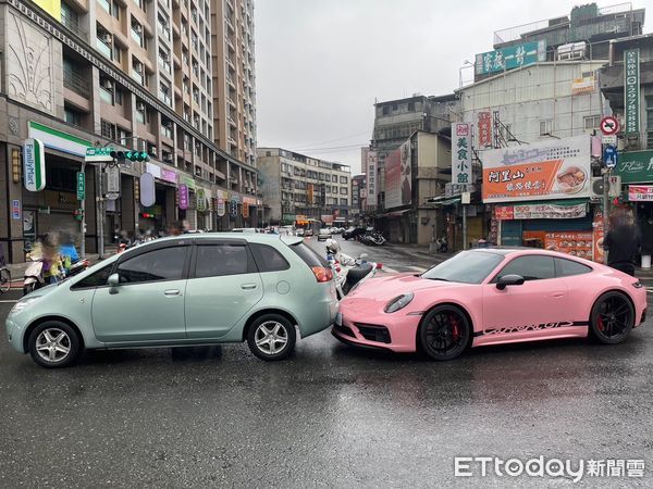 ▲▼  粉紅色保時捷撞上前車，引人注目           。（圖／記者戴上容翻攝）