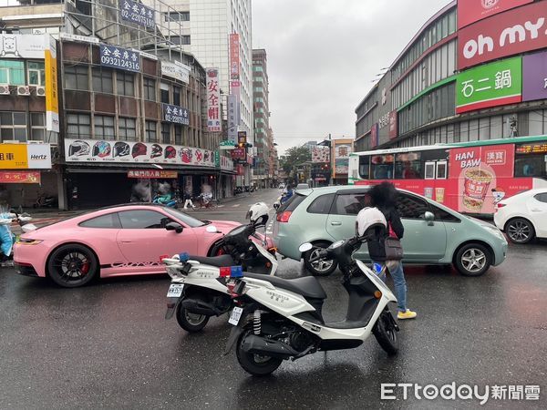 ▲▼  粉紅色保時捷撞上前車，引人注目           。（圖／記者戴上容翻攝）