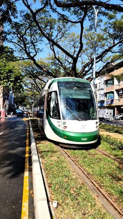 ▲▼高雄輕軌出事了！街口遭卡車猛撞　車頭車窗碎了。（圖／記者賴文萱翻攝）