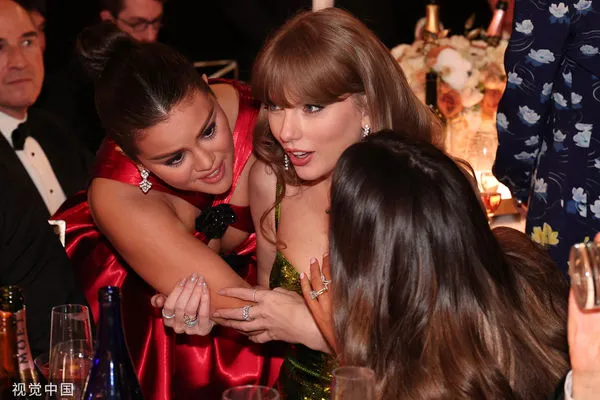 ▲席琳娜（Selena Gomez）和泰勒絲（Taylor Swift）在金球獎碰面，兩人在台下講悄悄話。（圖／CFP）