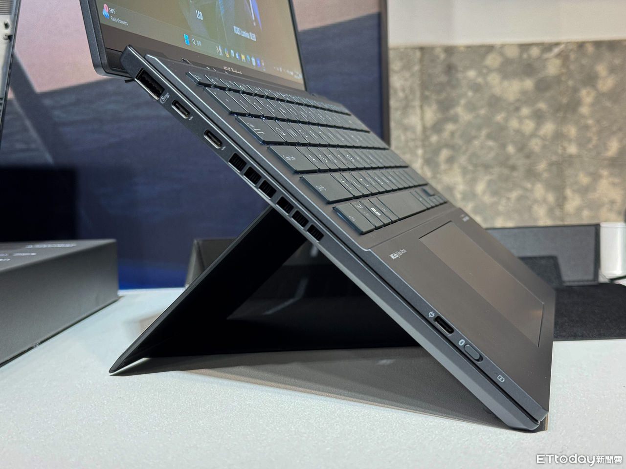 ▲▼華碩,收購筆電、收購筆記型電腦asus,Zenbook,筆電,CES,CES 2024。（圖／記者樓菀玲攝）