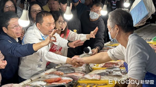 ▲▼ 侯友宜到高雄三和市場掃街拜票  。（圖／記者崔至雲攝）