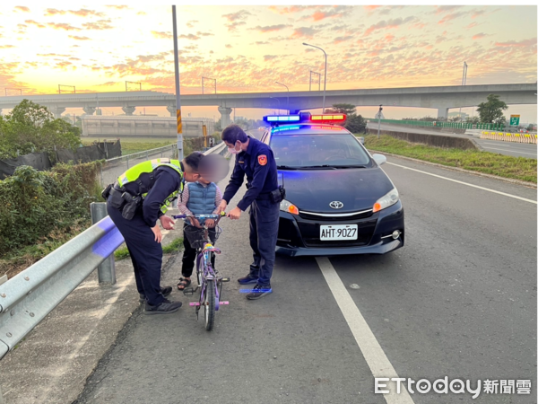 ▲雲林6歲男童在台78線快速道路土庫交流道東向匝道騎乘自行車險象環生。（圖／記者蔡佩旻翻攝）