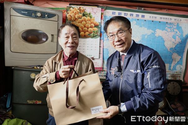 ▲台南市長黃偉哲上午在社會局長盧禹璁及東區區長顏能通陪同下，前往獨居長者楊明旺家中訪視，並親手送上禦寒衣物及民生物資，祝福楊先生新的一年健康平安。（圖／記者林東良翻攝，下同）