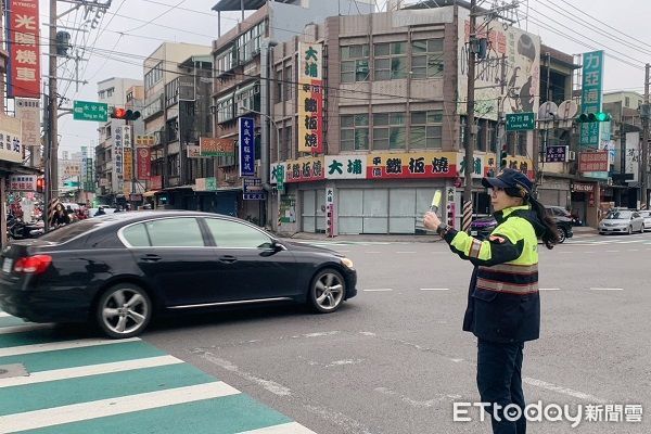 ▲請民眾依員警指揮引導。（圖／桃園警分局提供）