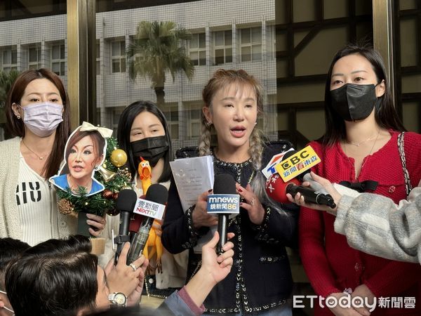 ▲▼房地產名媛王子苓(王子麵、黑衣)、前主播李雅楹(紅衣)到北檢控告李珍妮，在富商王廣德餐會上罵她們是「做雞的」，涉嫌妨害名譽。（圖／記者劉昌松攝）