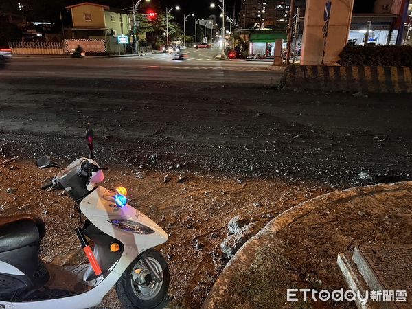 ▲新北市五股區一輛砂石車滲漏混凝土漿水，導致3名騎士打滑摔傷。（圖／記者陳以昇翻攝，下同）