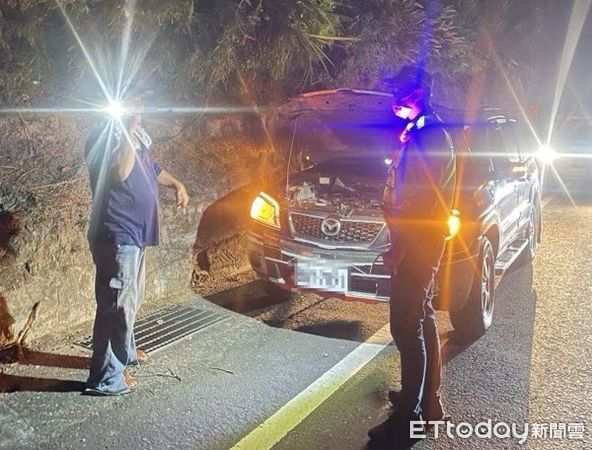 ▲男子車輛拋錨，員警即時協助。（圖／記者楊漢聲翻攝）