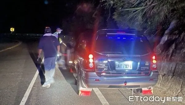▲男子車輛拋錨，員警即時協助。（圖／記者楊漢聲翻攝）