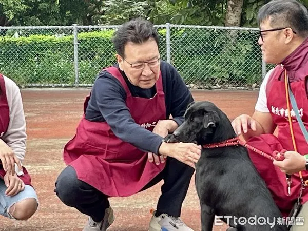 ▲趙少康參訪板橋動物之家。（圖／記者許靖騏攝）