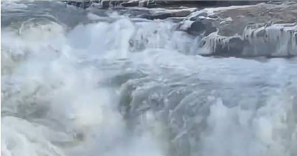 近日有網友在陝西延安黃河壺口瀑布拍到「清流飛瀑」的壯觀景像。（圖／微博）