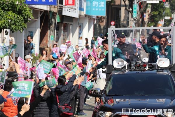 ▲賴清德車掃張廖萬堅。（圖／記者游瓊華攝）