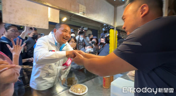 ▲▼侯友宜市場拜票             。（圖／記者陳宏瑞攝）