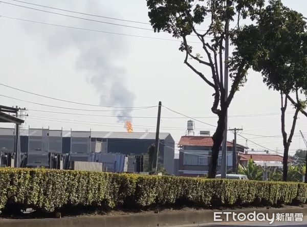 ▲▼中油林園廠壓縮機異常跳車！碰一聲冒火光，黑煙狂竄畫面曝。（圖／高雄市議員邱于軒提供）