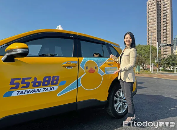 ▲大車隊執行長林念臻介紹公司與高市府攜手推出的可愛「小鴨計程車」。（圖／大車隊提供）