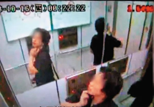 簡姓男子搭乘電梯出入前女友住處，畫面被監視器清楚拍下。（翻攝畫面）