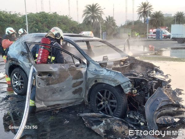 ▲▼      淡水漁人碼頭停車場內有一台小客車起火並有爆炸聲       。（圖／記者戴上蓉翻攝）