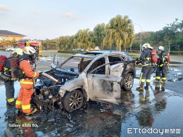 ▲▼      淡水漁人碼頭停車場內有一台小客車起火並有爆炸聲       。（圖／記者戴上蓉翻攝）