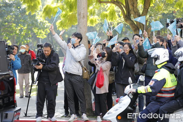 ▲▼民眾黨總統候選人柯文哲與黨籍立委候選人邱臣遠11日上午於中和地區展開大車掃。（圖／記者湯興漢攝）