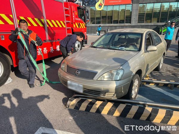 ▲▼ 金門一名男子因趕小三通船班，不慎開車衝撞分隔石 。（圖／記者林名揚翻攝）