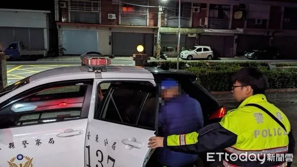 ▲老翁客運坐過站迷途，警員協助返家。（圖／記者楊漢聲翻攝）