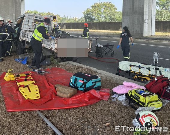 ▲▼台中小貨車自撞橋墩，駕駛一度受困，目前已救出送醫。（圖／民眾提供，下同）