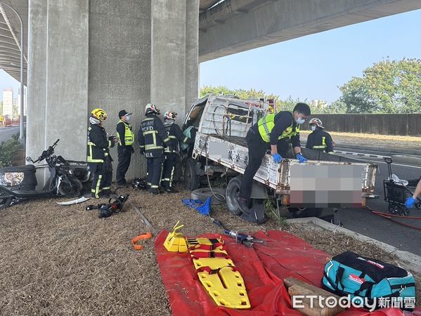 ▲▼台中小貨車自撞橋墩，駕駛一度受困，目前已救出送醫。（圖／民眾提供，下同）