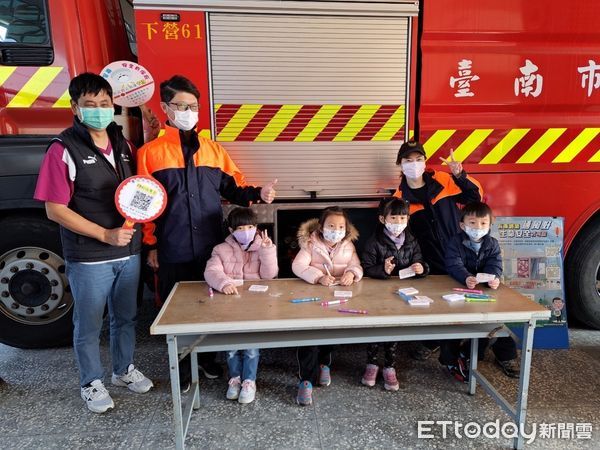 ▲台南下營區小圓圓幼兒園約200名小朋友與老師們，帶著愉悅的心情至下營消防隊進行參訪，並於分隊留言板及便利貼上留上對消防人員的感謝及崇拜的話語。（圖／記者林東良翻攝，下同）