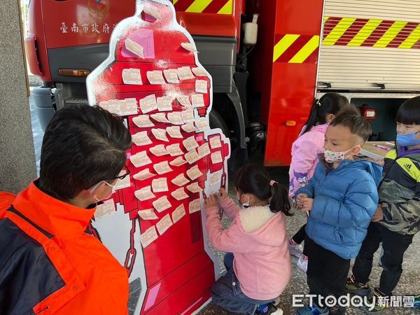 ▲台南下營區小圓圓幼兒園約200名小朋友與老師們，帶著愉悅的心情至下營消防隊進行參訪，並於分隊留言板及便利貼上留上對消防人員的感謝及崇拜的話語。（圖／記者林東良翻攝，下同）