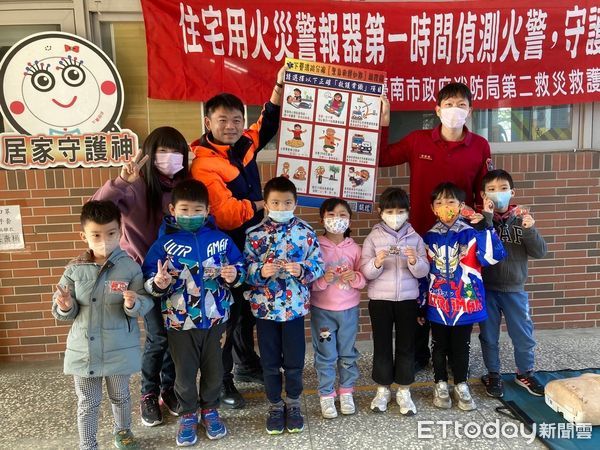 ▲台南下營區小圓圓幼兒園約200名小朋友與老師們，帶著愉悅的心情至下營消防隊進行參訪，並於分隊留言板及便利貼上留上對消防人員的感謝及崇拜的話語。（圖／記者林東良翻攝，下同）