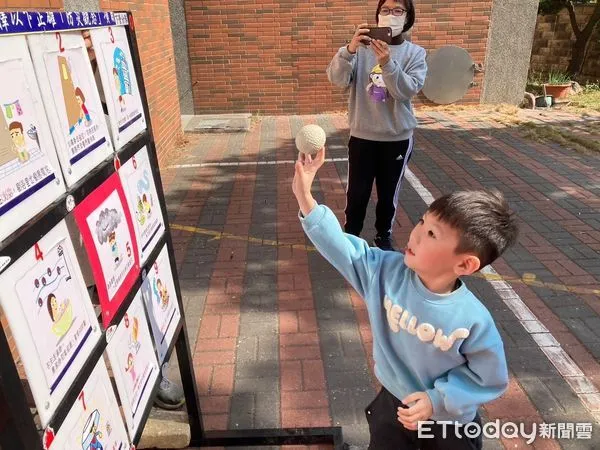 ▲台南下營區小圓圓幼兒園約200名小朋友與老師們，帶著愉悅的心情至下營消防隊進行參訪，並於分隊留言板及便利貼上留上對消防人員的感謝及崇拜的話語。（圖／記者林東良翻攝，下同）