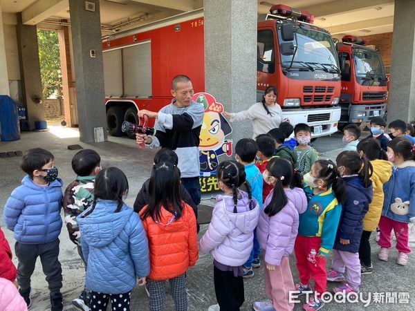 ▲台南下營區小圓圓幼兒園約200名小朋友與老師們，帶著愉悅的心情至下營消防隊進行參訪，並於分隊留言板及便利貼上留上對消防人員的感謝及崇拜的話語。（圖／記者林東良翻攝，下同）