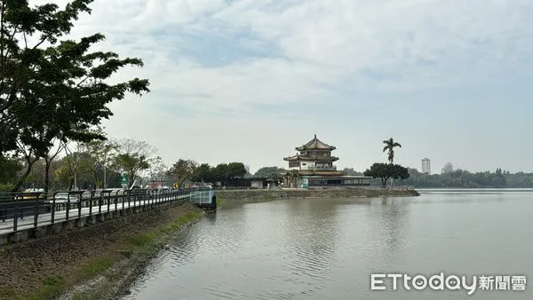 ▲▼高雄,房價,舊報紙,澄清湖,公寓,澄清路,住商不動產             。（圖／記者張雅雲攝）