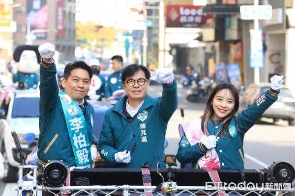 ▲▼陳其邁合體黃捷全力拉抬李柏毅，拿麥親自推薦獲眷村熱情回應。（圖／記者賴文萱翻攝）