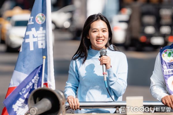 鳳山陳庭妮來了！長腿甜美女兒輔選許智傑　網友嗨喊：國民岳父　