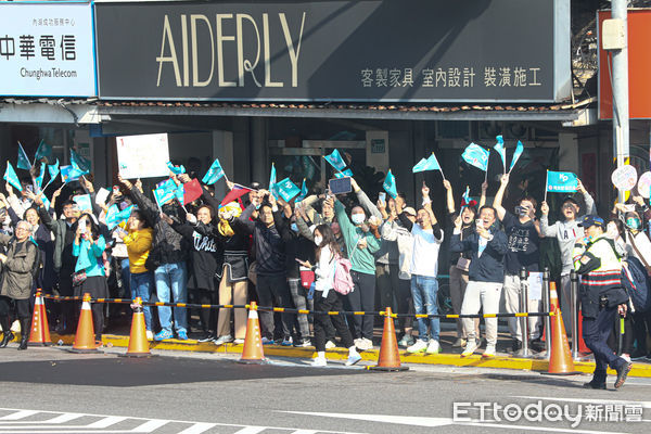 ▲民眾黨總統候選人柯文哲中山區車隊掃街。（圖／記者林敬旻攝）