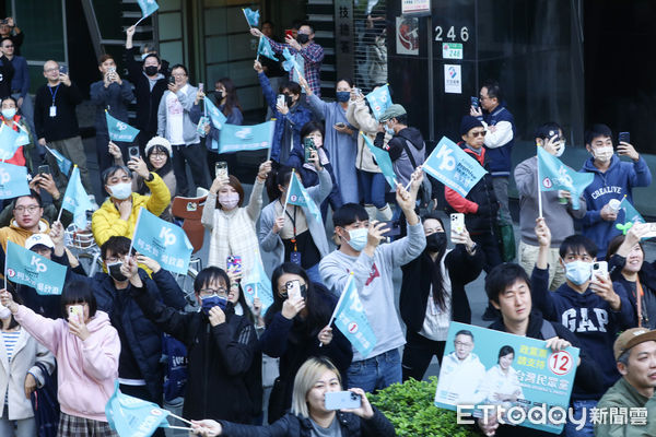 ▲民眾黨總統候選人柯文哲中山區車隊掃街。（圖／記者林敬旻攝）