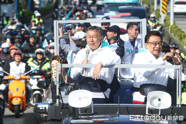 ▲民眾黨總統候選人柯文哲中山區車隊掃街。（圖／記者林敬旻攝）