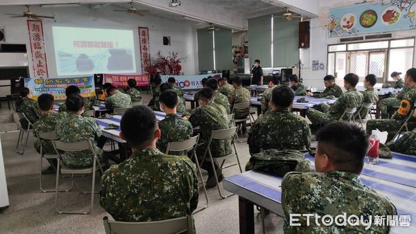 ▲潮州警分局受邀前往轄區陸軍第四地區運輸兵群東岸營區進行反詐等宣導            。（圖／記者陳崑福翻攝）