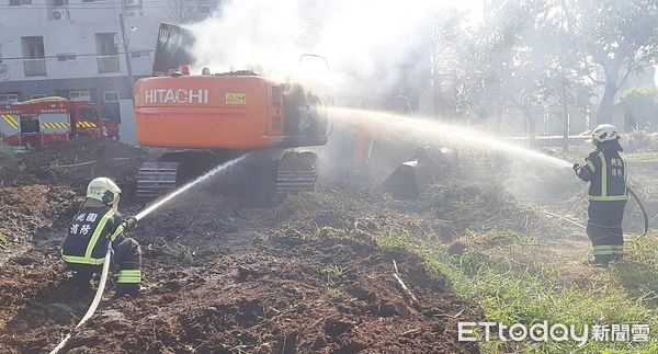 ▲桃市中壢區青埔地區福達路今天上午一輛停放路旁挖土機突然起火燃燒，消防人員立即灌救。（圖／記者沈繼昌翻攝）