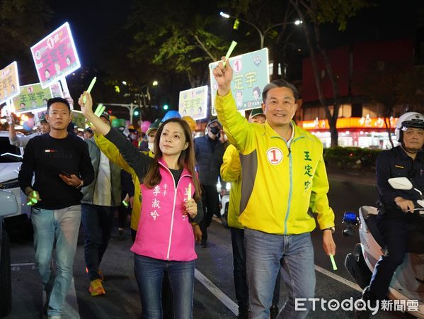 ▲台南市民進黨立委候選人王定宇、賴惠員、郭國文，11日全力衝票，全力爭取催出挺台的每一張選票。（圖／記者林東良翻攝，下同）