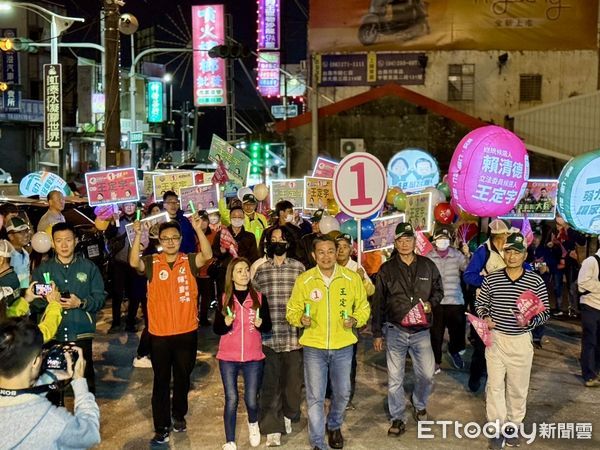 ▲台南市民進黨立委候選人王定宇、賴惠員、郭國文，11日全力衝票，全力爭取催出挺台的每一張選票。（圖／記者林東良翻攝，下同）