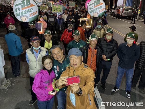 ▲台南市民進黨立委候選人王定宇、賴惠員、郭國文，11日全力衝票，全力爭取催出挺台的每一張選票。（圖／記者林東良翻攝，下同）