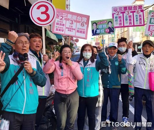 ▲台南市民進黨立委候選人王定宇、賴惠員、郭國文，11日全力衝票，全力爭取催出挺台的每一張選票。（圖／記者林東良翻攝，下同）