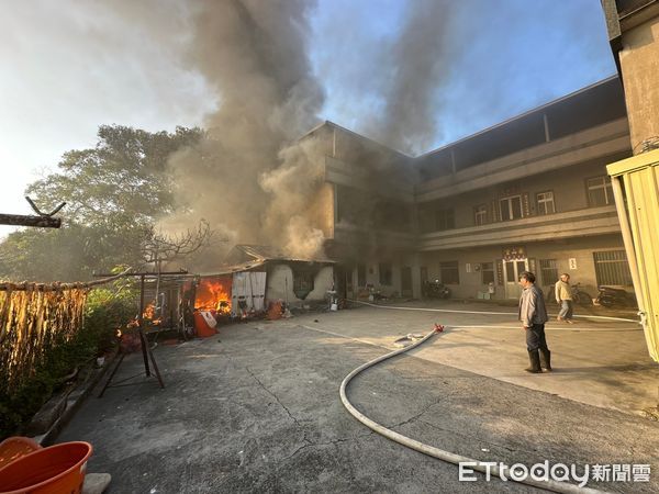 ▲▼苗栗後龍高鐵特區附近11日下午發生民宅火警，燒毀約20坪廚房，無人傷亡。（圖／記者蔡文淵翻攝）