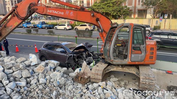 ▲▼  一名男子駕車恍神撞上怪手           。（圖／記者戴上容翻攝）