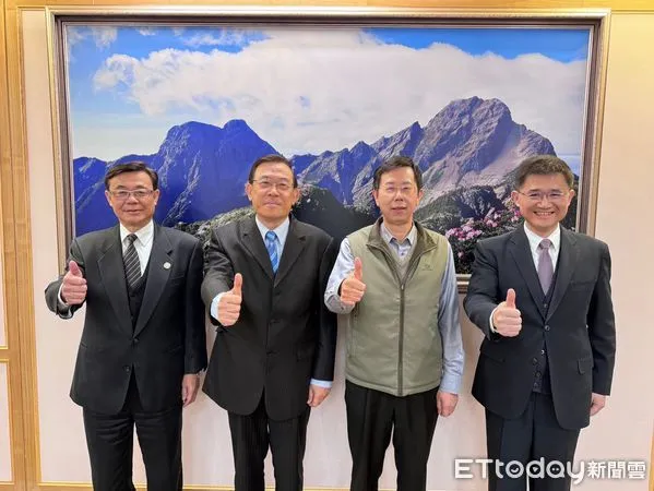 ▲邢檢察總長致贈琉璃法秤給即將退休的文瀚(左)、黃義村(右)副局長           。（圖／最高檢察署提供）