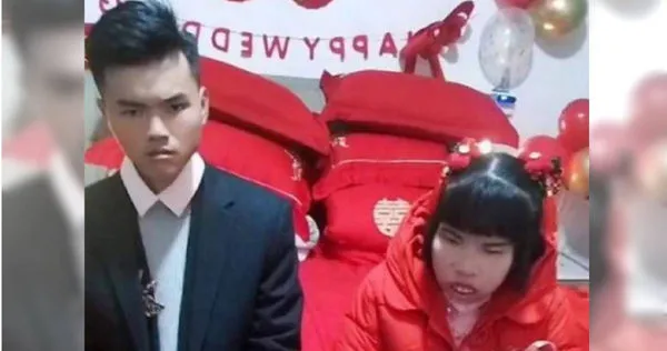 近日在大陸貴州的婚禮現場，有名新郎在大喜之日卻一臉不悅，板著臉的配合完成婚禮儀式，且新郎和新娘全程都沒有交流，場面十分尷尬。（圖／搜狐號）