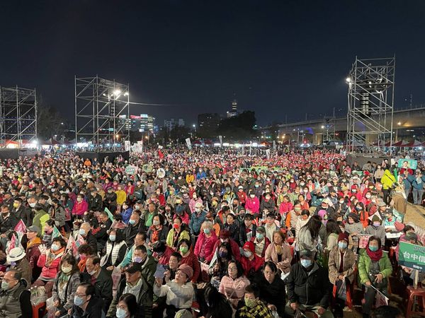 ▲▼台中造勢晚會，開場後湧入五萬人。（圖／賴清德競選總部提供）