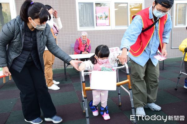 ▲南科聯苑非營利幼兒園，11日在園內舉辦愛心助老袋認助活動，聯合全校逾2百名師生、幼童家長們，與華山3名長輩進行闖關互動遊戲，讓幼童體驗老人身體退化的不便處境，並推動老幼共融。（圖／記者林東良翻攝，下同）